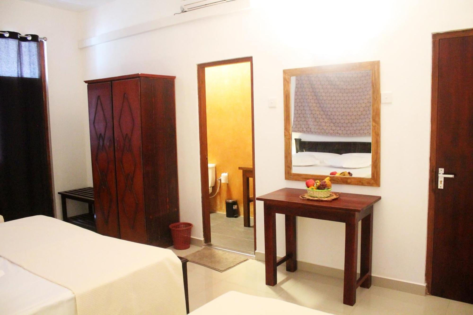 Coral Seas Beach Hikkaduwa Rom bilde